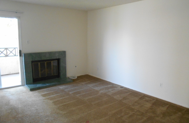 3 BEDROOMS CONDO WITH BEAUTIFUL LAKE VIEWS.