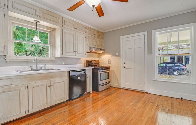 Super cute 2 bed, 1 bath home in Lafayette!