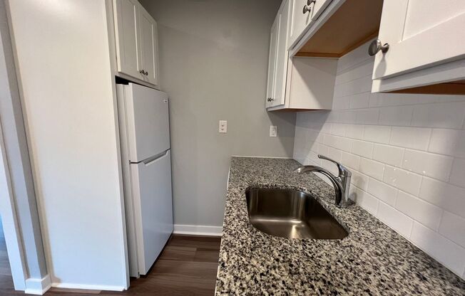 1 bed, 1 bath, 420 sqft, $1,549, Unit 5326 Fifth Ave. #25