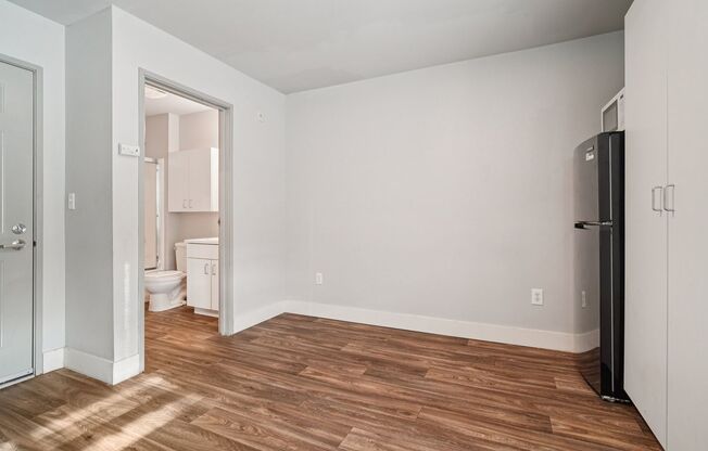 Studio, 1 bath, 200 sqft, $949, Unit 107