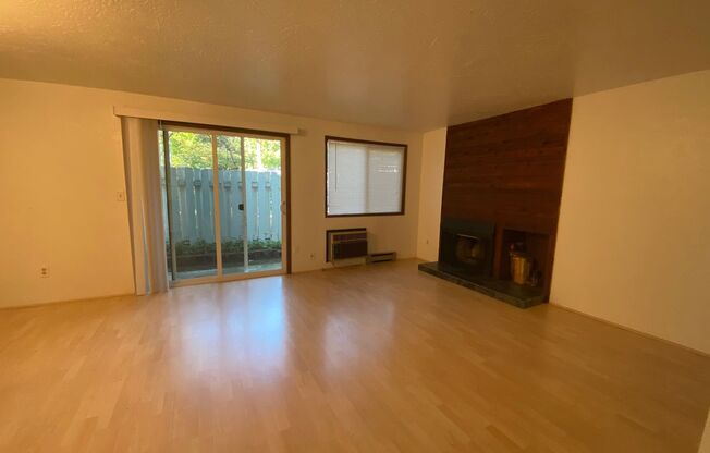 2 Bedroom Lake Oswego Condo! Water, sewer, garbage and gas paid!!!