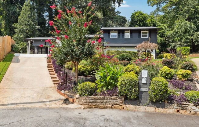 Fully Furnished: Beautiful 4-Bedroom Home with Game Room, Hot Tub, and Private Backyard – Southeast Atlanta