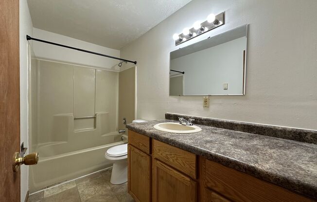 2 beds, 1 bath, $1,045, Unit Unit 5