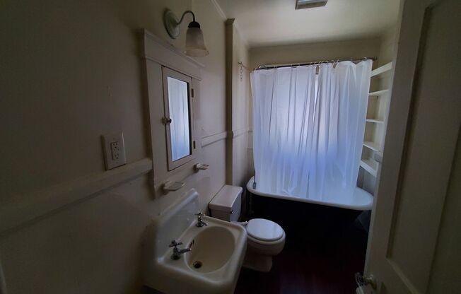 2 beds, 1 bath, $895, Unit A