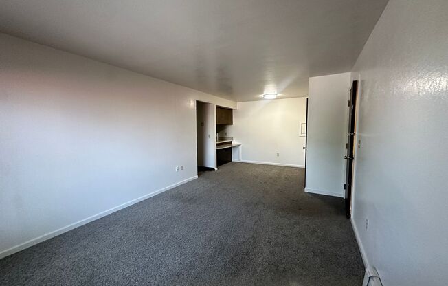 2 beds, 1 bath, 860 sqft, $1,675, Unit 43