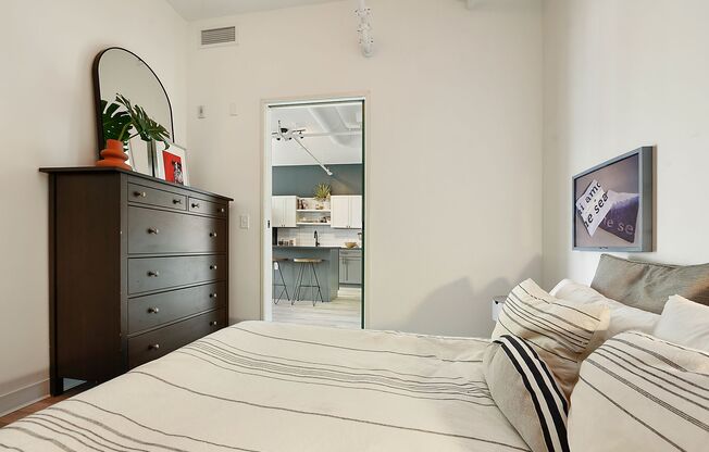 2 beds, 1 bath, 865 sqft, $2,350, Unit Unit 612