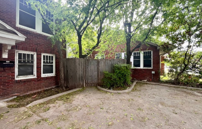 2Bed/1bath Duplex with Small Yard