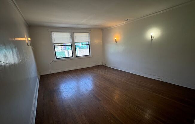 3 beds, 1 bath, $2,100, Unit 30