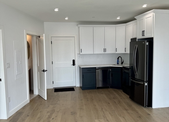 144 OLD COLONY AVE