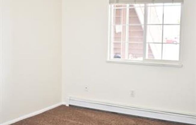 3 beds, 2 baths, 1,090 sqft, $1,595, Unit C