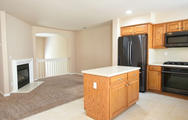 Bright 3 Bedroom 2.5 Bath Tri Level Townhouse in Evergreen!