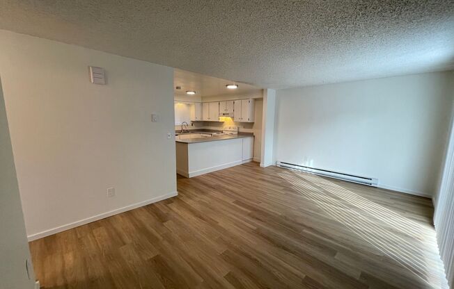 2 beds, 1 bath, 780 sqft, $1,100, Unit 11