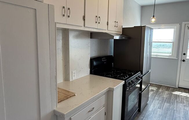 Beautiful 2 bedroom 1 bathroom upstairs apartment