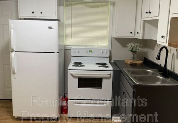 2 beds, 1 bath, 775 sqft, $975