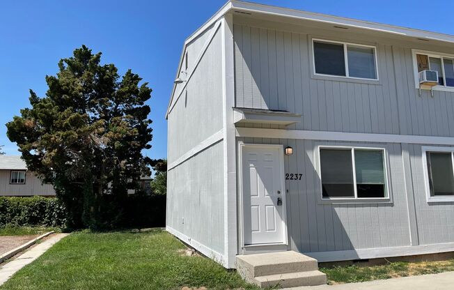 2 beds, 1 bath, $1,295, Unit 2237 S Salmon Lane