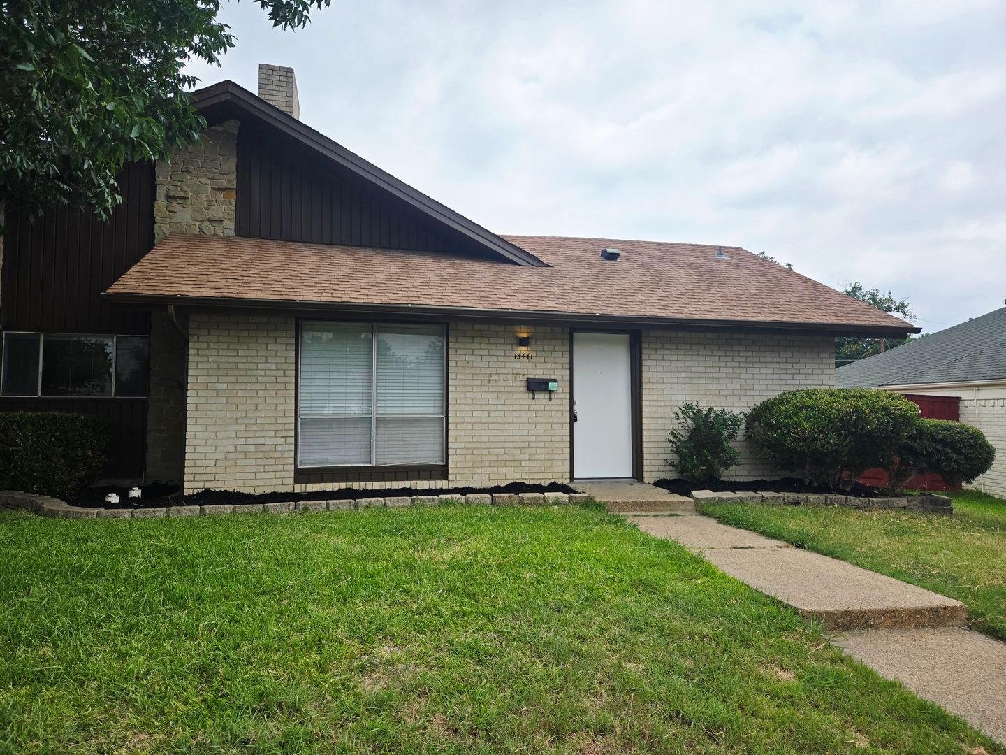 3 Bedroom/2 Bathroom/2 Covered Parking Places - Remodeled