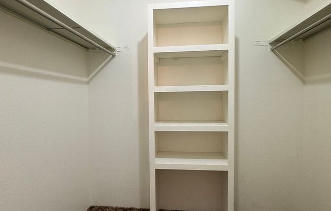 Studio, 1 bath, $1,100, Unit # J 204