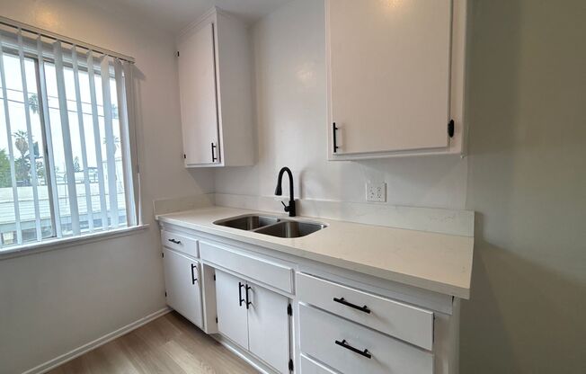 2 beds, 1 bath, 995 sqft, $1,898, Unit 09