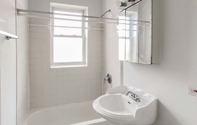 1 bed, 1 bath, 660 sqft, $2,150, Unit 3527.5-3E