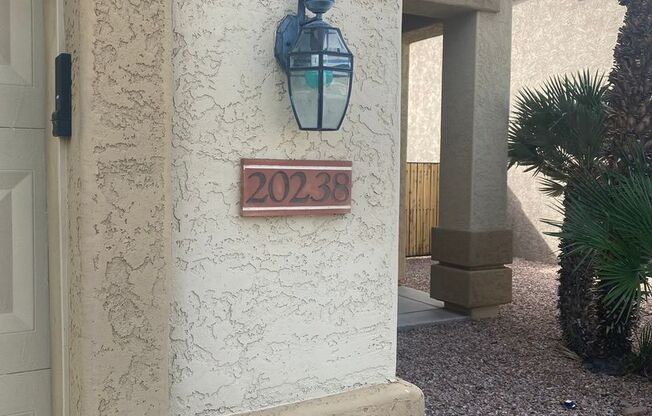 3 bed / 3 bath w/Pool on Large Lot in Glendale