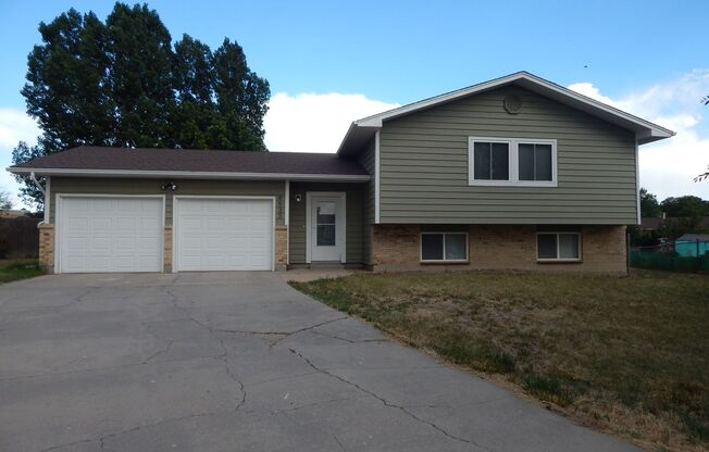 Beautifully Remodeled 6-Bedroom Home in Widefield Country Club Heights near Fort Carson