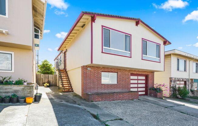 Wonderful Top-Floor Flat Providing Comfort & Convenience