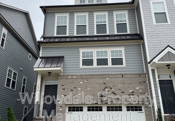1059 LATHROP LN