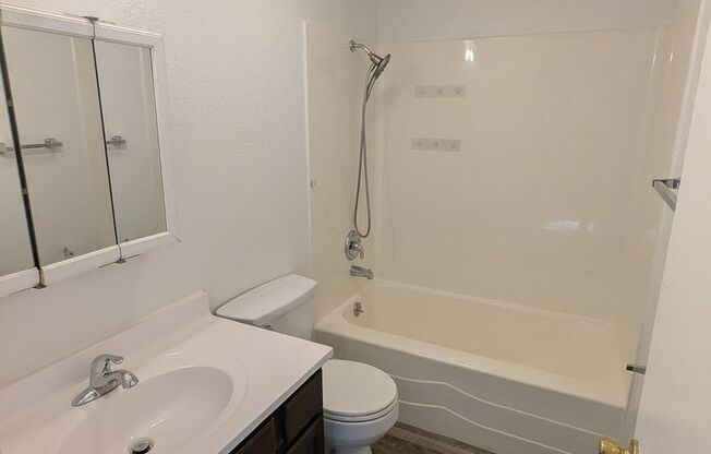 2 beds, 1 bath, 889 sqft, $1,295, Unit 41