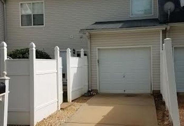 3 beds, 2.5 baths, $1,750, Unit Unit A-4