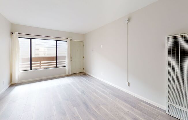 Remodeled modern 1 bedroom end unit, close to everything, 99 WalkScore!