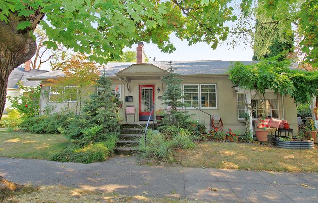 Ladd's Rose Garden Square, FULLY FURNISHED and Adorable Cottage