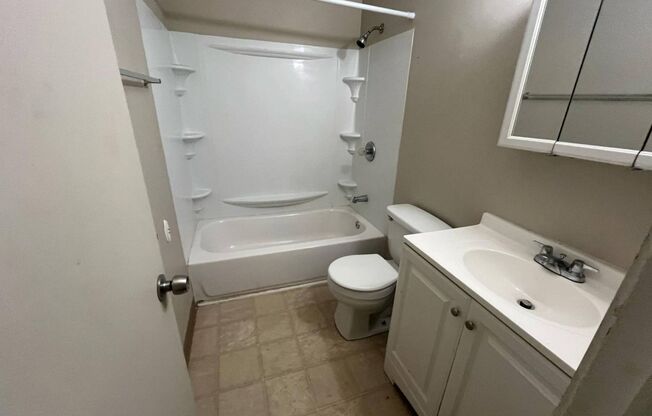 2 beds, 1 bath, $1,200, Unit 305