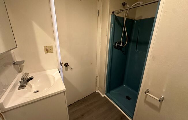 Studio, 1 bath, $595, Unit Upper