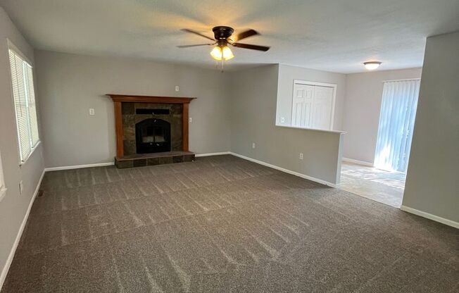 SINGLE FAMILY HOME WITHIN WALKING DISTANCE OF HISTORIC DOWNTOWN LEES SUMMIT!