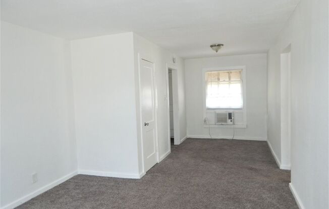 638 Glazebrook Unit 2 - 2/Bed 1/Bath - $850/month