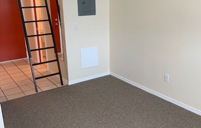 Studio, 1 bath, 346 sqft, $975, Unit 702