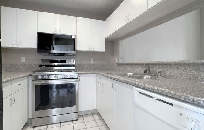2b2b Condo Tropicana/Jones  $1450