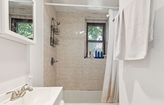 1 bed, 1 bath, 600 sqft, $1,150, Unit B25