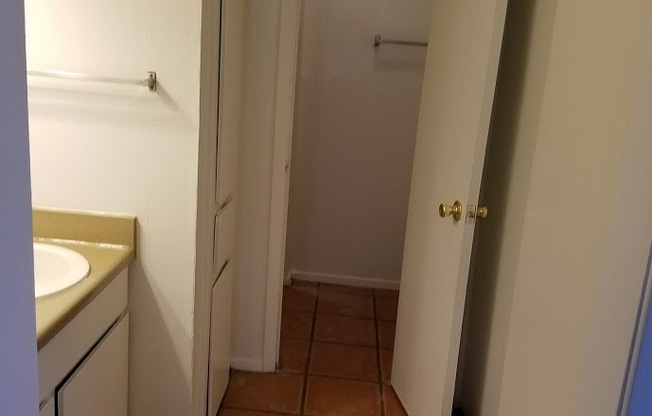 2 beds, 2 baths, 925 sqft, $1,035, Unit *638