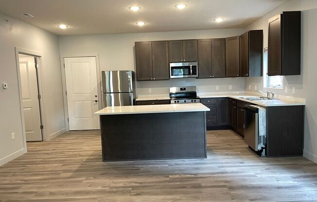 1 bed, 1 bath, 965 sqft, $1,350, Unit 106