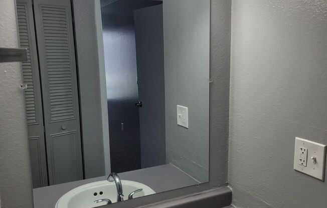 3 beds, 1 bath, 890 sqft, $1,700, Unit 505 H2