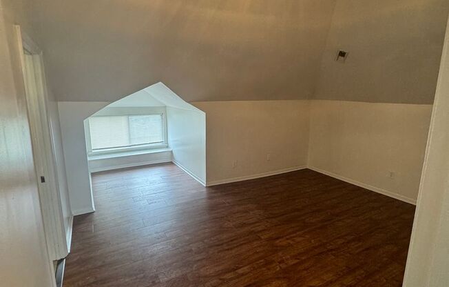 2 beds, 1 bath, $1,550, Unit Apt E