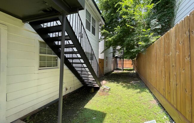 2 beds, 1 bath, 650 sqft, $1,000, Unit 2409 Bastrop St - Unit 2 R