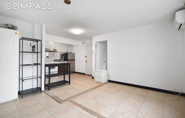 1 bed, 1 bath, $3,000, Unit 4R