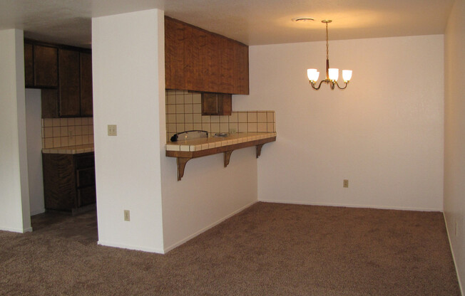 2 beds, 1 bath, $1,400, Unit B