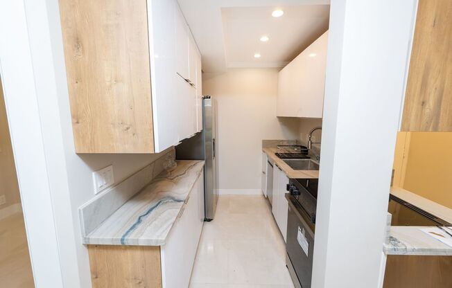 1 Bedroom + Den / 1 Bath Condo w/ patio and parking! $3100/month in La Jolla