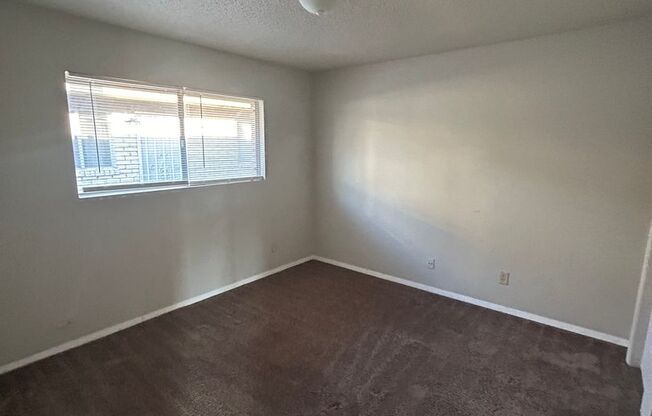 2 beds, 1 bath, 800 sqft, $975, Unit Unit 2