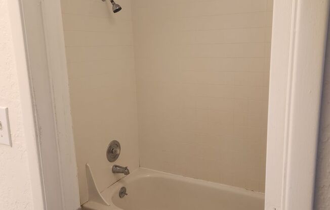 Studio, 1 bath, 375 sqft, $965, Unit 25