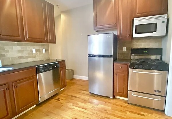 2 beds, 1 bath, $4,150, Unit 27