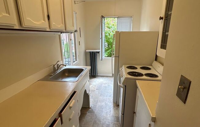 Studio, 1 bath, 420 sqft, $1,925, Unit 10